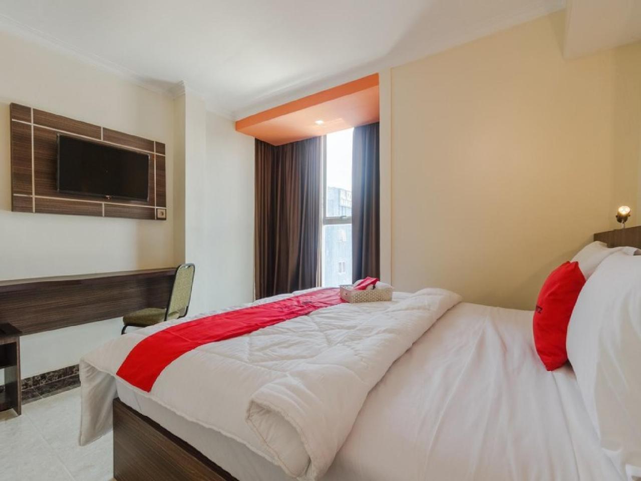 Reddoorz Plus @ Boulevard Panakkukang Makassar Kültér fotó