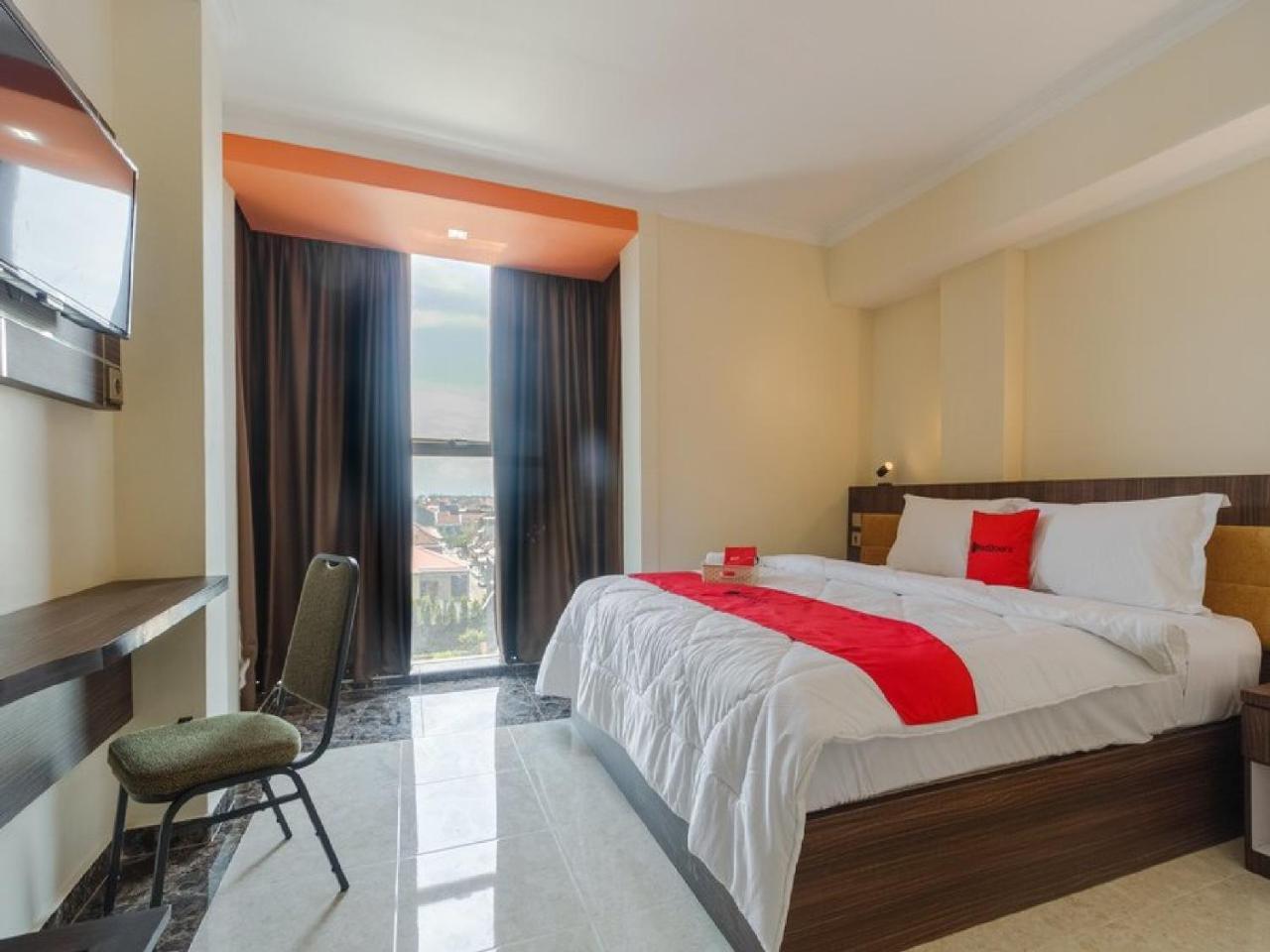 Reddoorz Plus @ Boulevard Panakkukang Makassar Kültér fotó