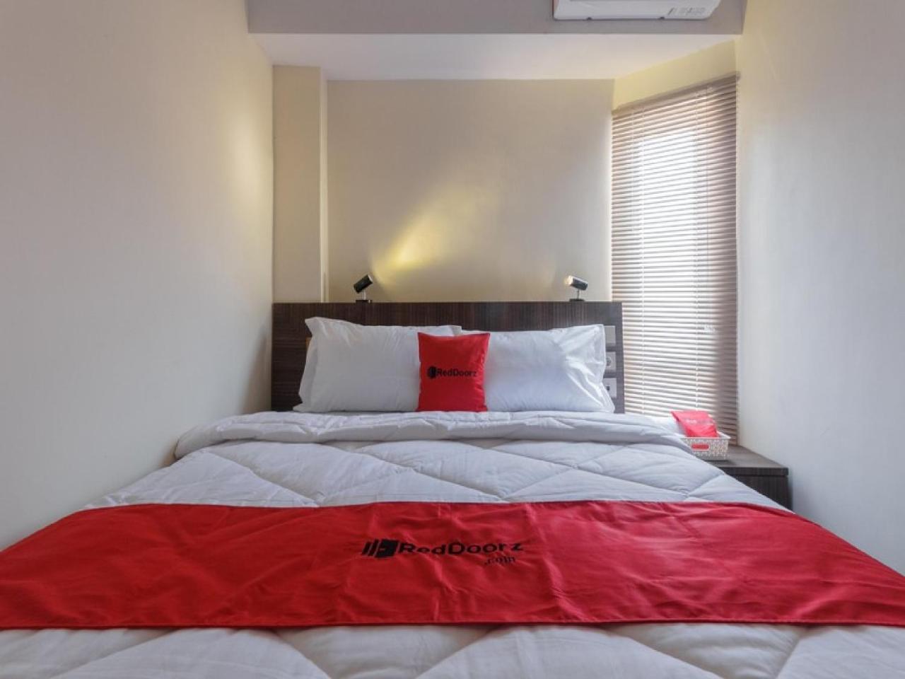 Reddoorz Plus @ Boulevard Panakkukang Makassar Kültér fotó