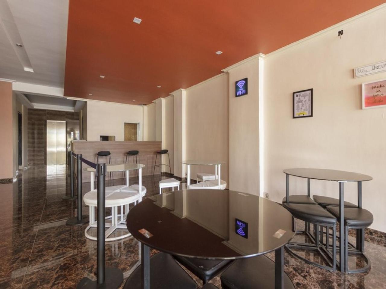 Reddoorz Plus @ Boulevard Panakkukang Makassar Kültér fotó