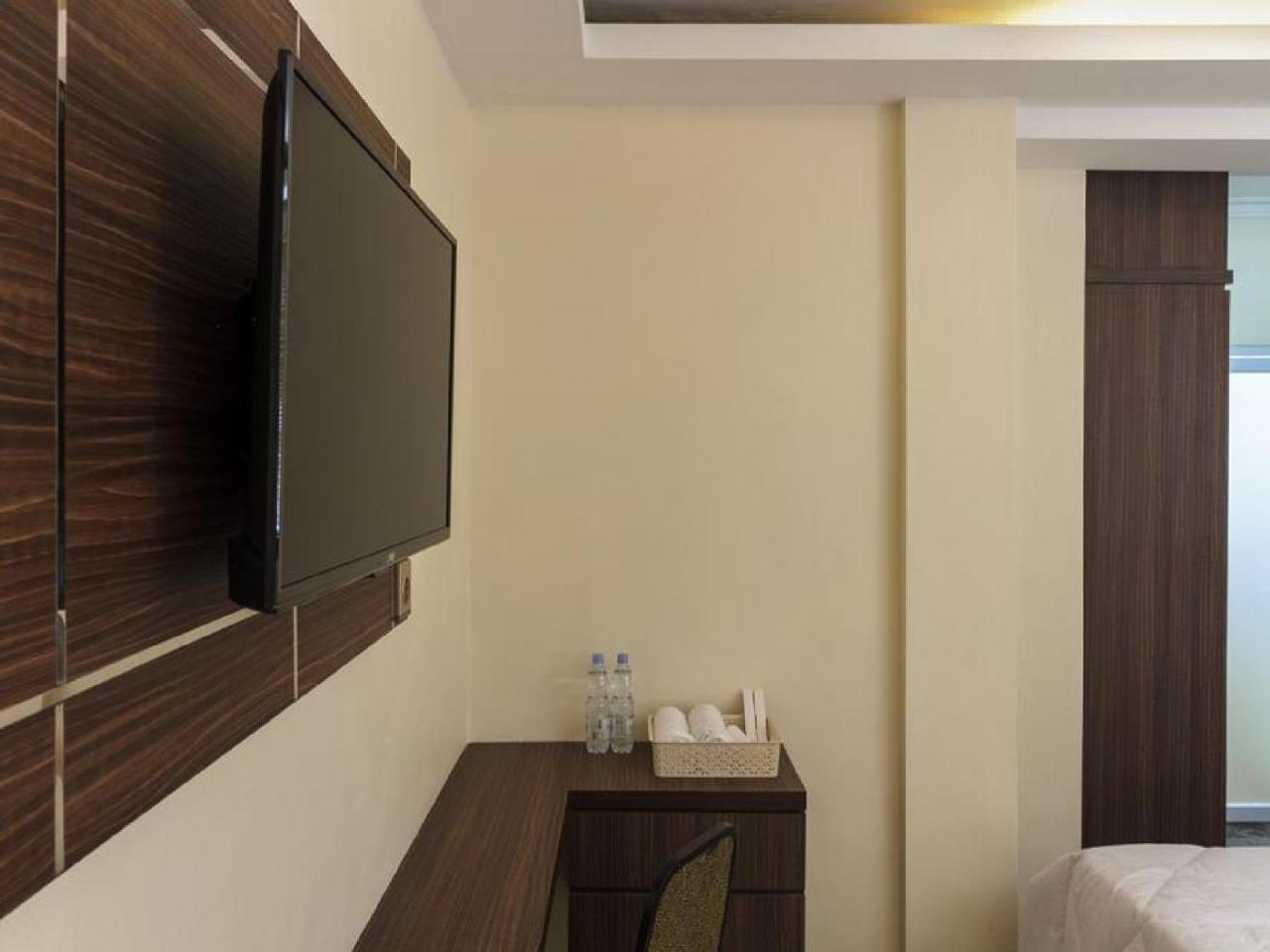 Reddoorz Plus @ Boulevard Panakkukang Makassar Kültér fotó