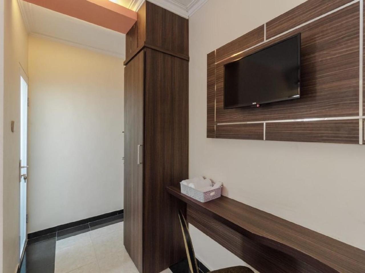 Reddoorz Plus @ Boulevard Panakkukang Makassar Kültér fotó