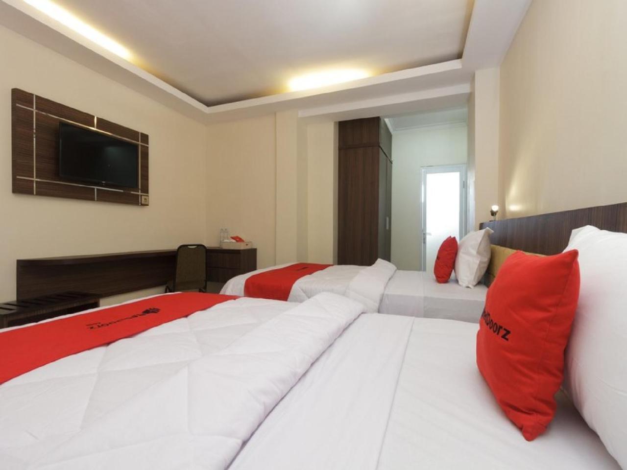 Reddoorz Plus @ Boulevard Panakkukang Makassar Kültér fotó