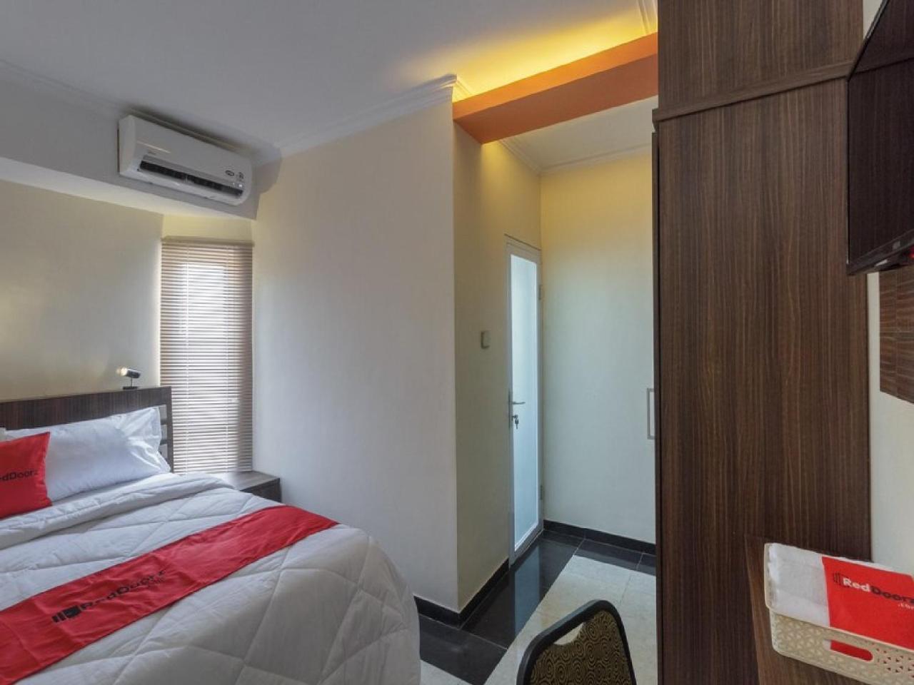 Reddoorz Plus @ Boulevard Panakkukang Makassar Kültér fotó