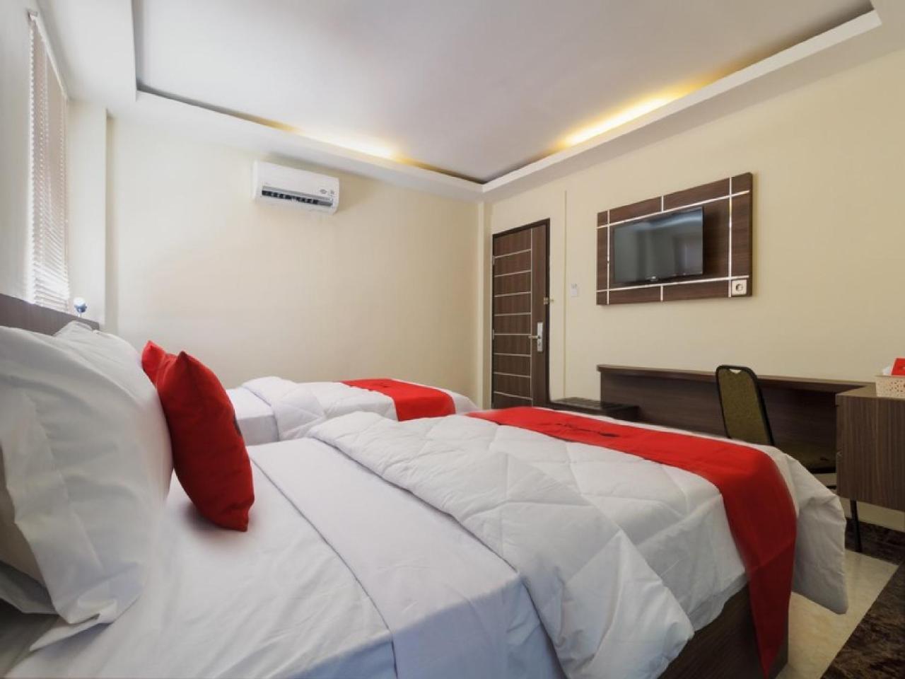 Reddoorz Plus @ Boulevard Panakkukang Makassar Kültér fotó